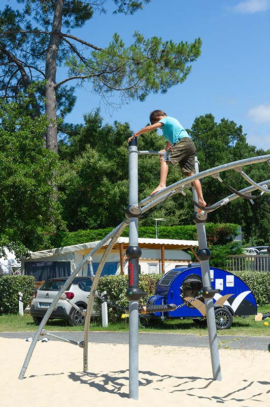 Enfants jouant sur l'aire de jeu du camping à Messanges