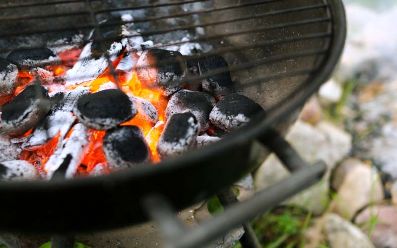 Primer plano de las brasas de una barbacoa en el camping de Messanges