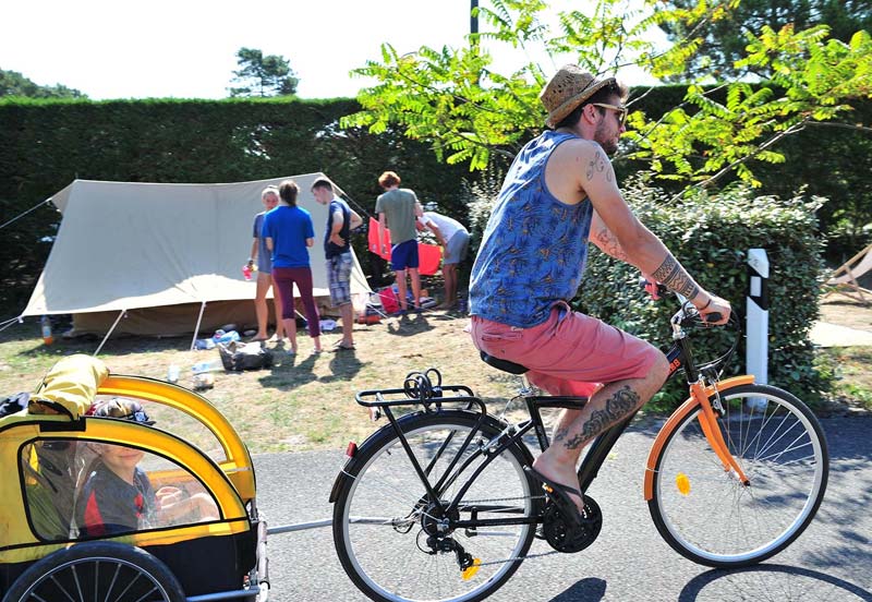 Una bicicleta delante de una parcela para tiendas de campaña en el camping park de Messanges