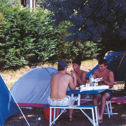 Vieille photo de campeurs déjeunant sur leur emplacement pour tente dans les Landes