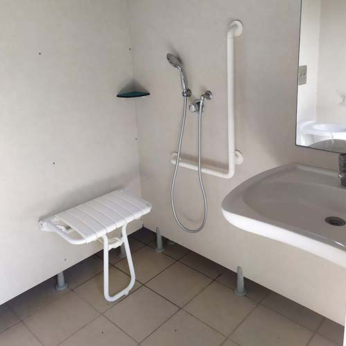 Ducha accesible para personas discapacitadas en el camping de Messanges