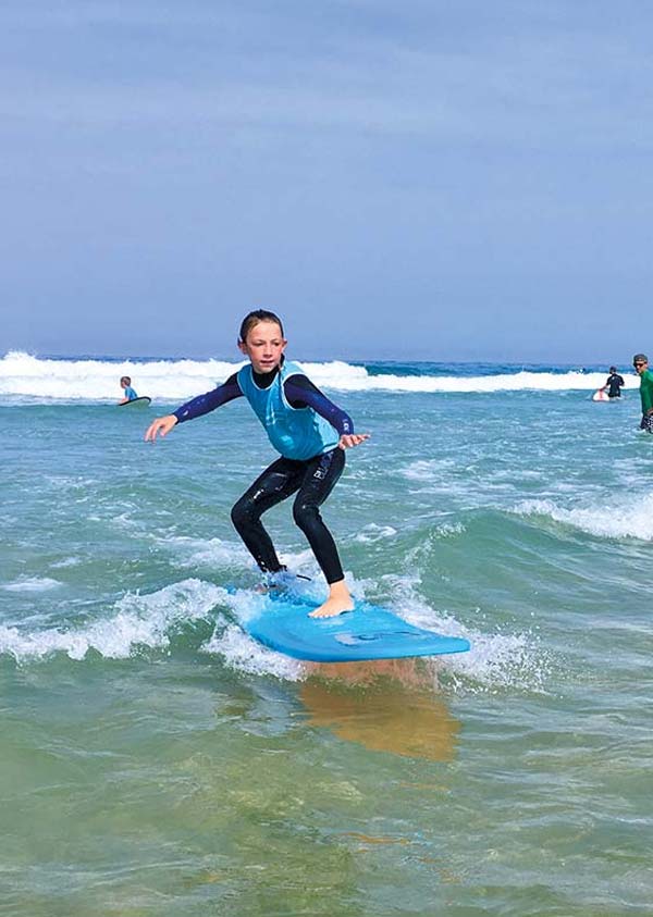 Jeune élève de l'école de surf près du camping à Messanges