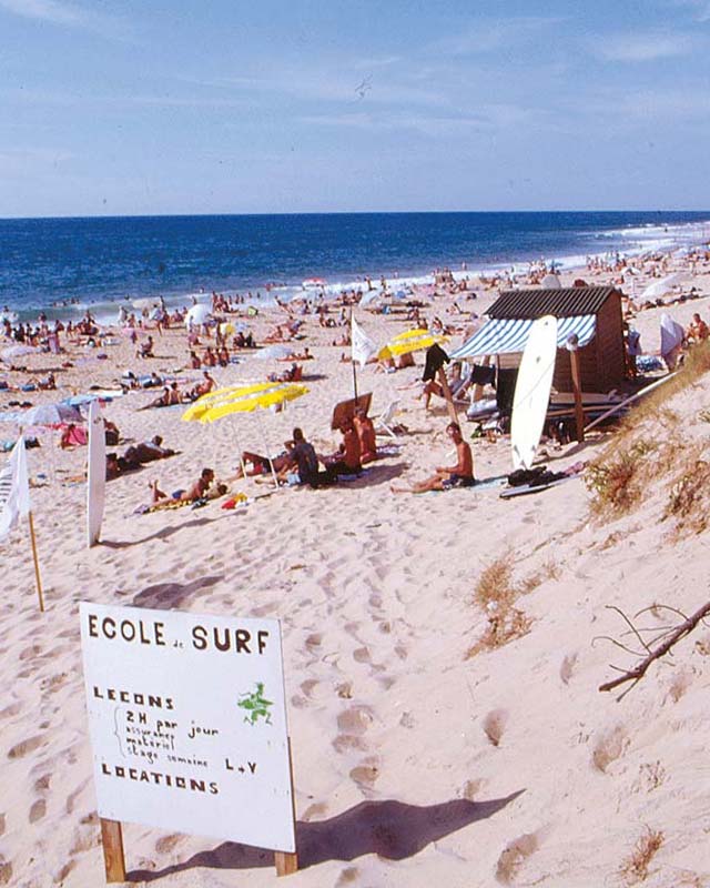 Cartel de la escuela de surf en la playa de Messanges en las Landas