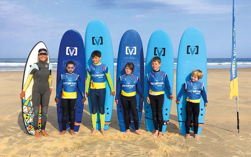 Enfants avec leur planche de surf au club de surf à Messanges