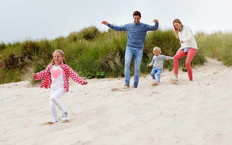 Familia en una duna en una playa cerca de Messanges y Hossegor