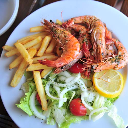 Gambas asadas con patatas fritas en el restaurante del camping de las Landas