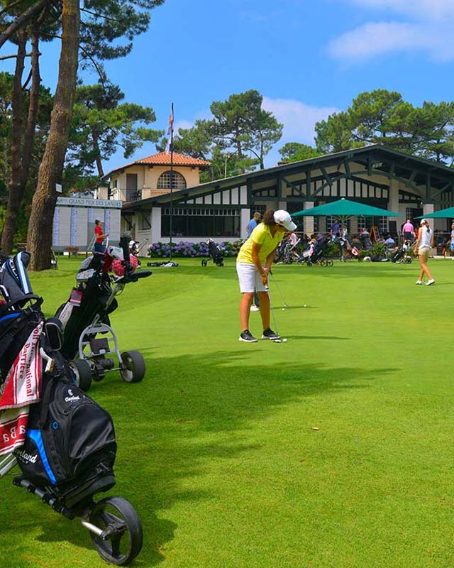 Golfista en Hossegor gof en las Landas cerca del camping en Messanges