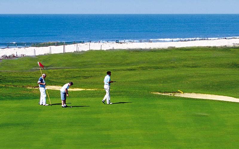 Jugadores de golf junto al mar en las Landas en Moliets en las Landas