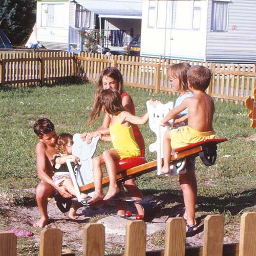 Enfants sur l'aire de jeux du camping Moussaillon dans les Landes dans les années 90