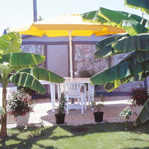 Mobiliario de terraza y jardín en el camping de Messsanges cerca de Capbreton en los años 90