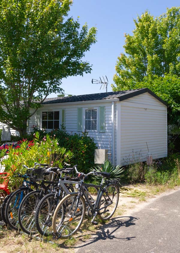 Vélos devant un mobil-home dans le parc du camping à Messanges