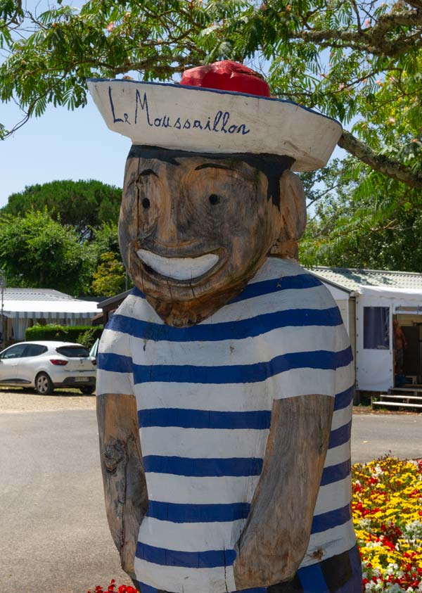 Escultura de madera que representa un mousaillon en el camping de Messanges