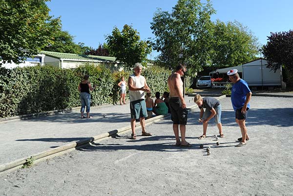 Joueurs de pétanque sur le boulodrome du camping dans les Landes