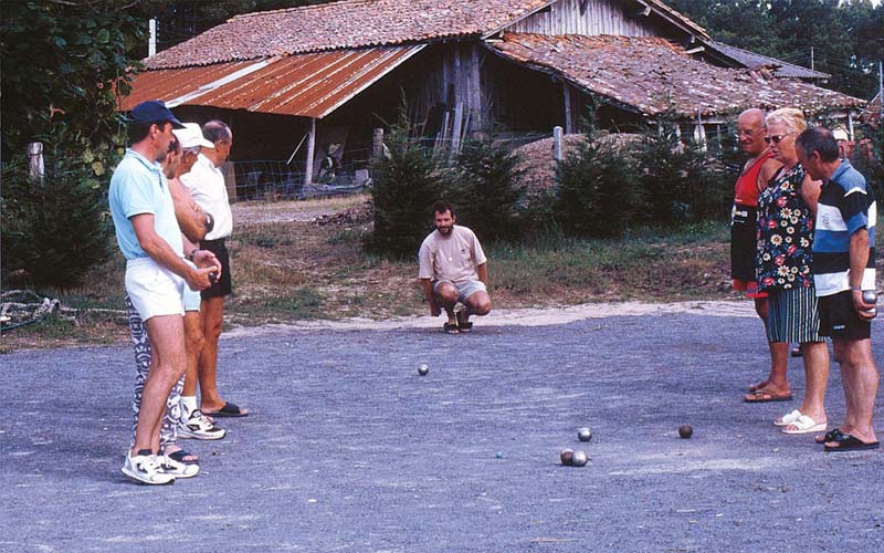 La bolera con jugadores de petanca en el camping de las Landas en los años 90