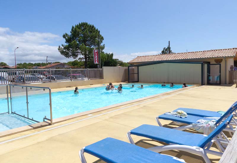 La gran piscina de la piscina cubierta del camping Le Moussaillon en Messanges