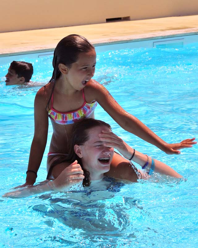 Niñas jugando en la piscina del camping de las Landas