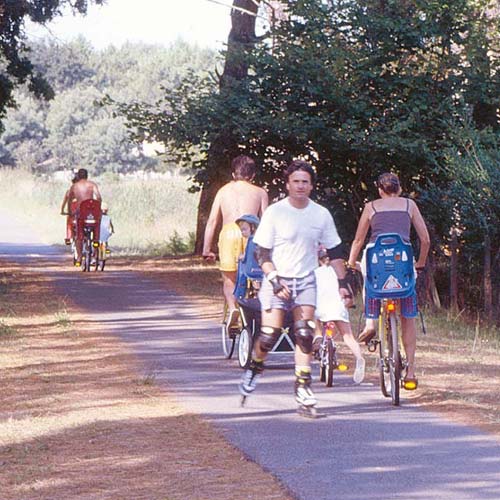 Campeurs à vélo et en rollers sur une allée du camping Moussaillon à Messanges