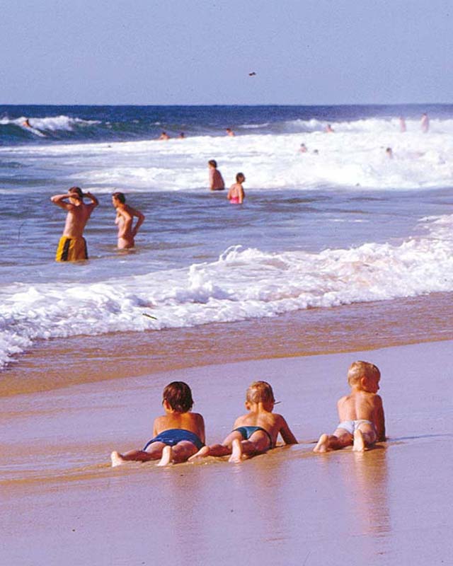 Niños tumbados junto al mar en Messanges en los años 90