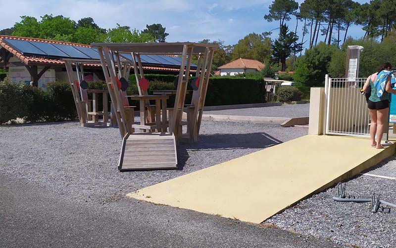 Rampa de acceso para discapacitados a la piscina del camping en las Landas