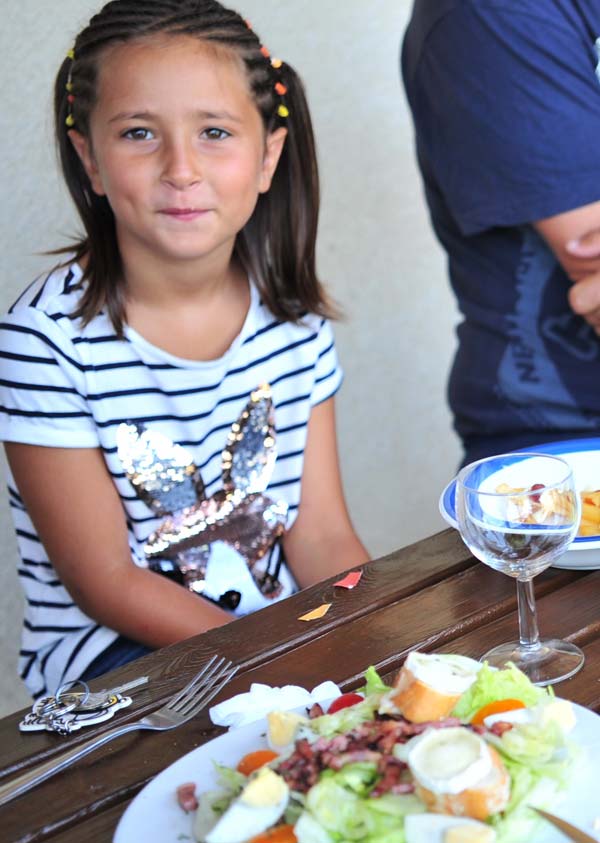 Fillet in front of a Landes salad at the campsite in Messanges