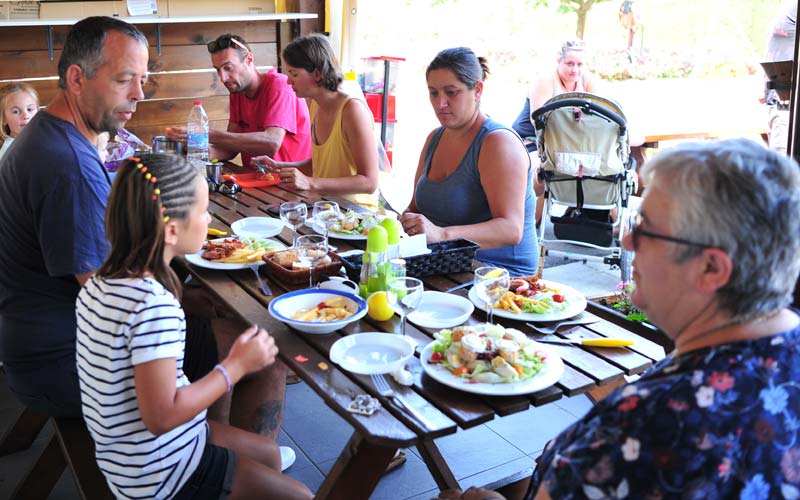 Almorzando en familia en el restaurante del camping Le Moussaillon en Messanges