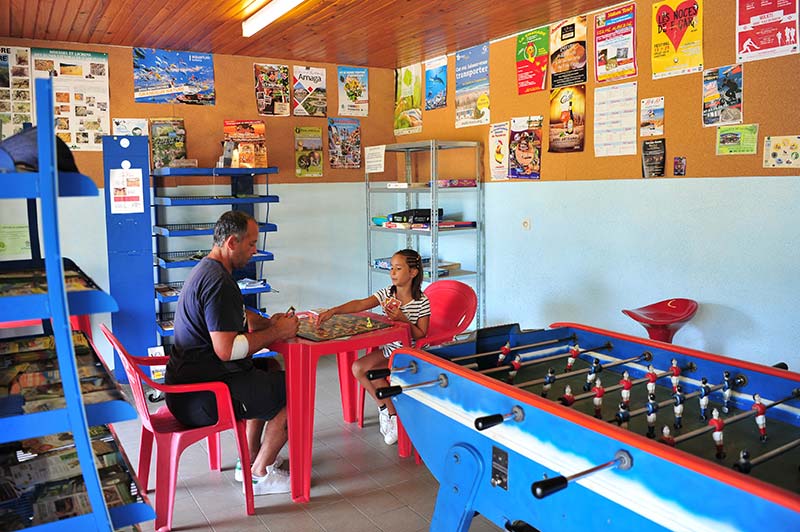 Salle de jeux avec babyfoot au camping dans les Landes