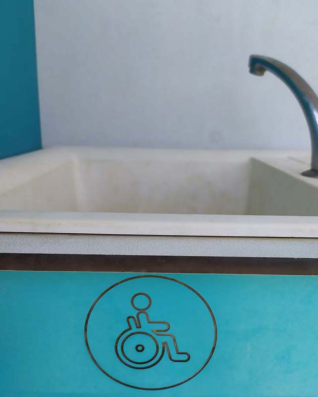 Lavabo en el bloque sanitario accesible para discapacitados en el camping de las Landas