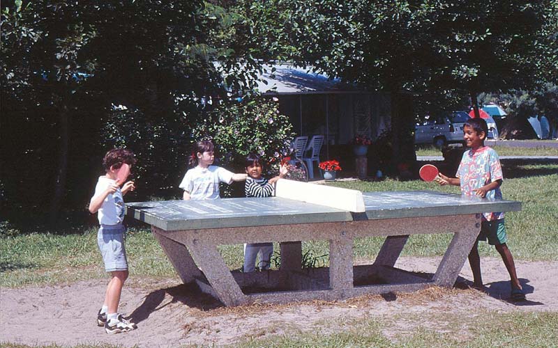 Enfants jouant au ping-pong au camping proche de Hossegor dans les années 90