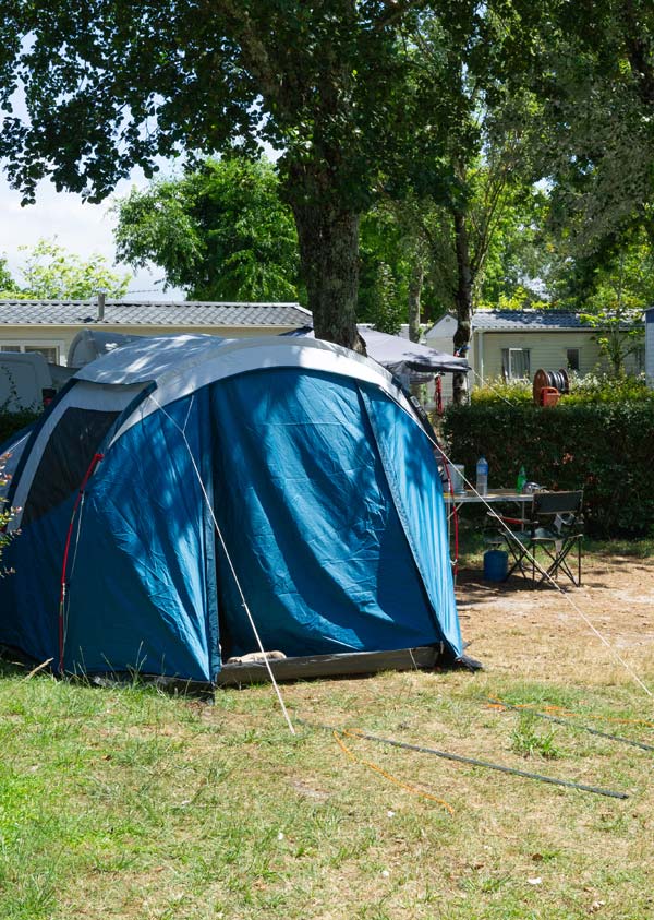 Parcela para tienda a la sombra de los árboles en el camping de las Landas