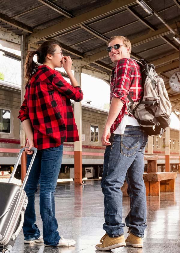 Un par de campistas esperando su tren en las Landas