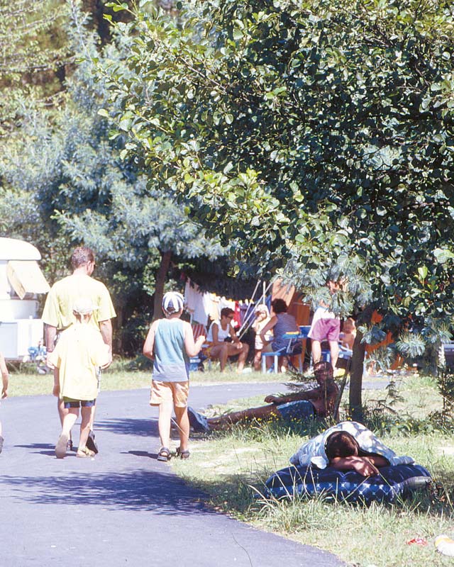 Foto antigua de un sendero en el parque del camping Le Moussaillon en Messanges