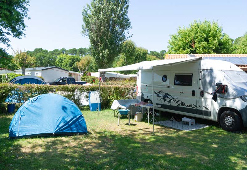 Parcela para tienda y autocaravana en el camping de Messanges