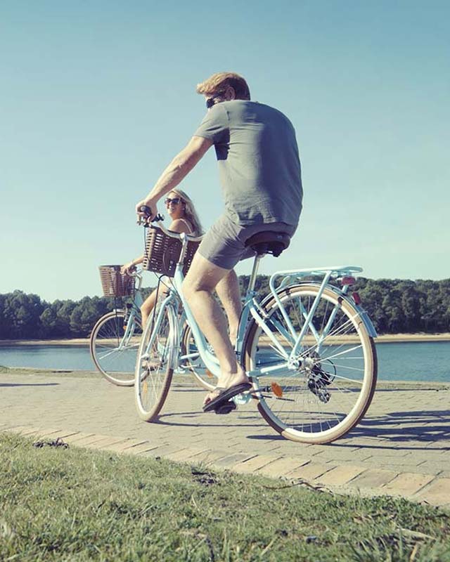 Familia de ciclistas en un carril bici en Moliets cerca de Messanges y del camping