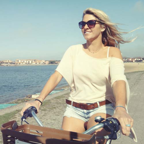 Campeuse faisant du vélo en bord de mer dans les Landes