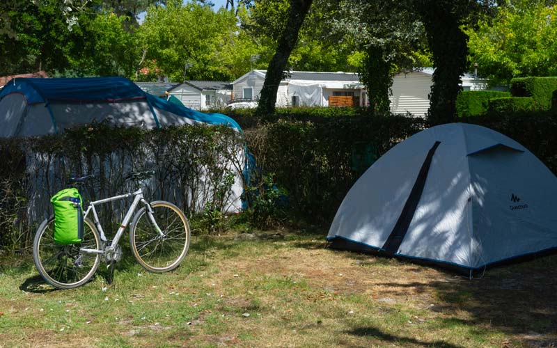 Bicicleta y tienda de campaña en un camping de las Landas