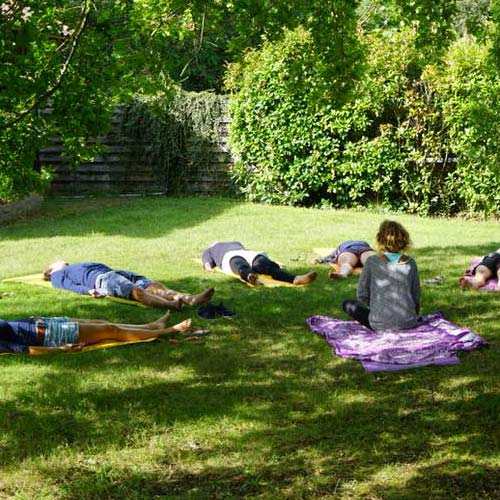 Séance de yoga et de pilates dans le parc du camping à Messanges