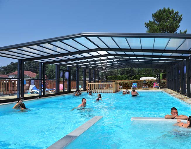 Vue de la piscine couverte et chauffée du camping dans les Landes