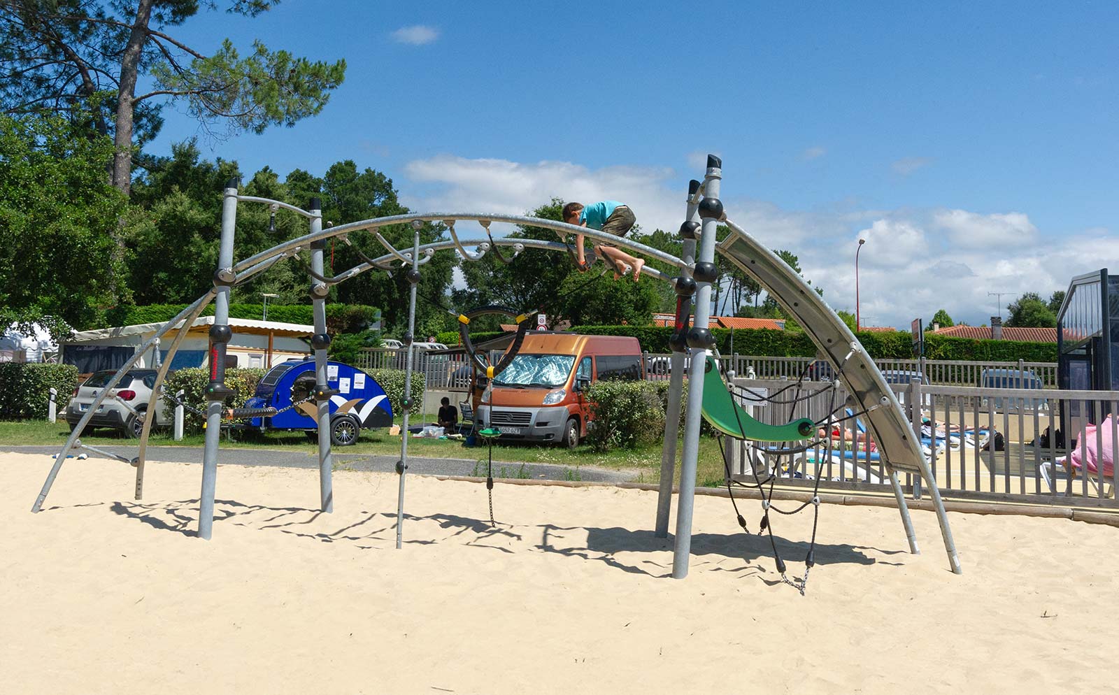 Enfants jouant sur l'aire de jeux du camping à Messanges près de Cap-Breton